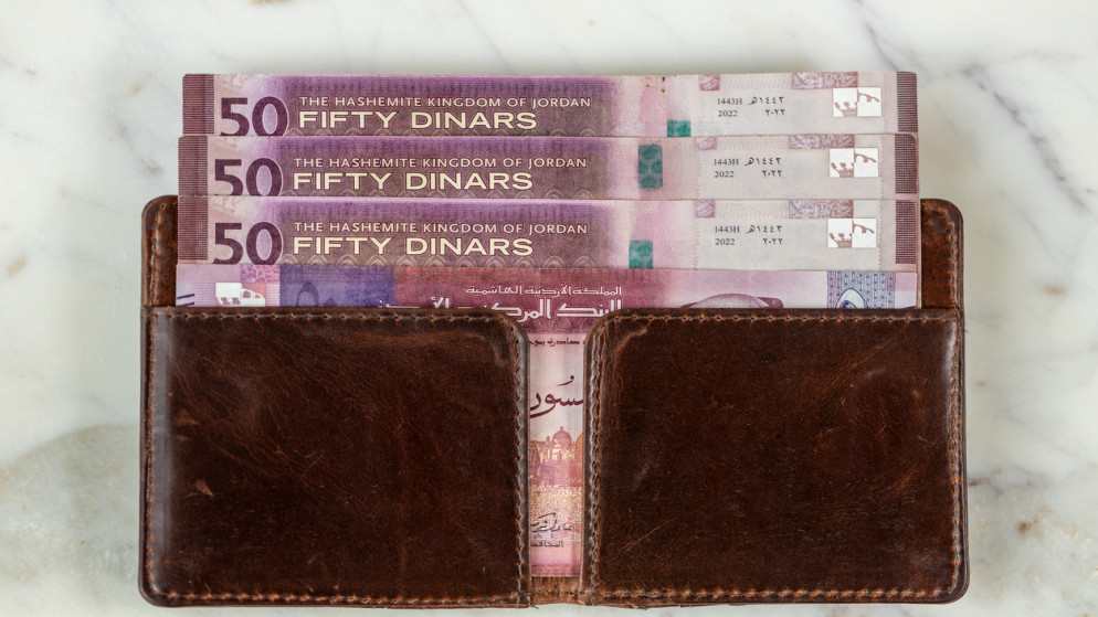 صرف رواتب العاملين والمتقاعدين المدنيين والعسكريين الأربعاء