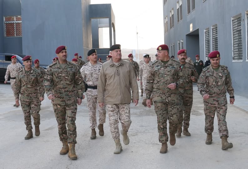 الحنيطي يشارك كتيبة الصاعقة والمظليين وجبة الافطار