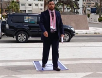 النائب المشاقبة يدوس علم الاحتلال الإسرائيلي أمام البرلمان