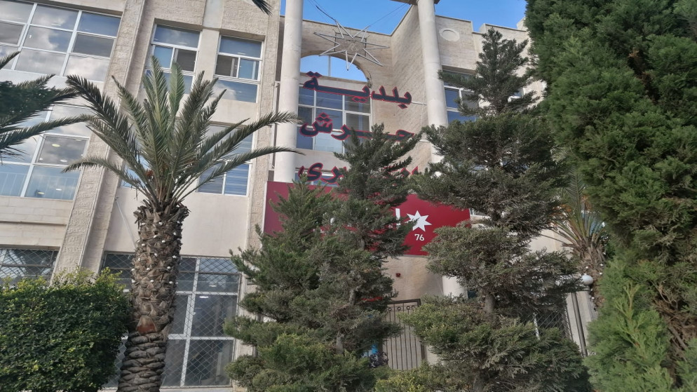 التعامل مع تجمع لمياه الأمطار على طريق المفرق