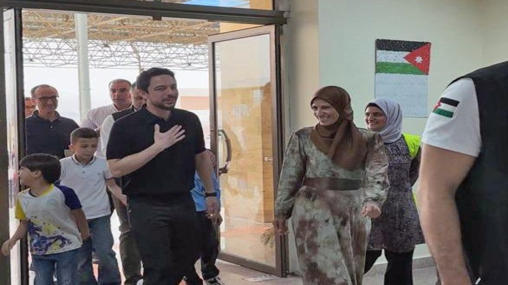 زيارة غيرة معلنة لولي العهد إلى مجمع مدارس العقبة