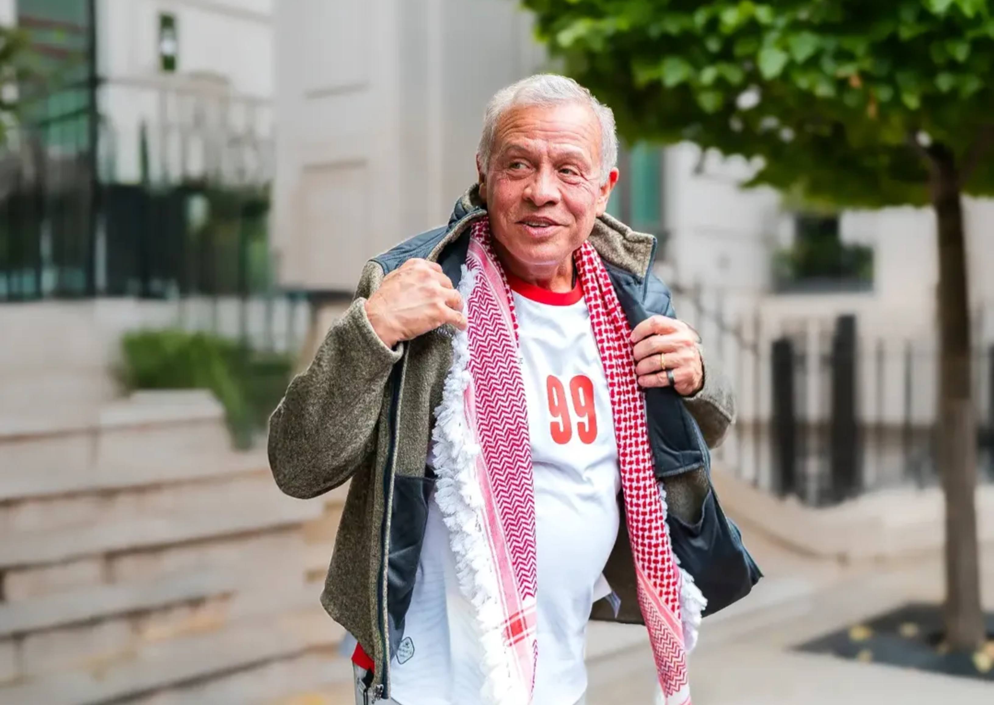 صورة أرشيفية للملك تستعيد ذكرى تأهل النشامى التاريخي إلى مونديال 2026