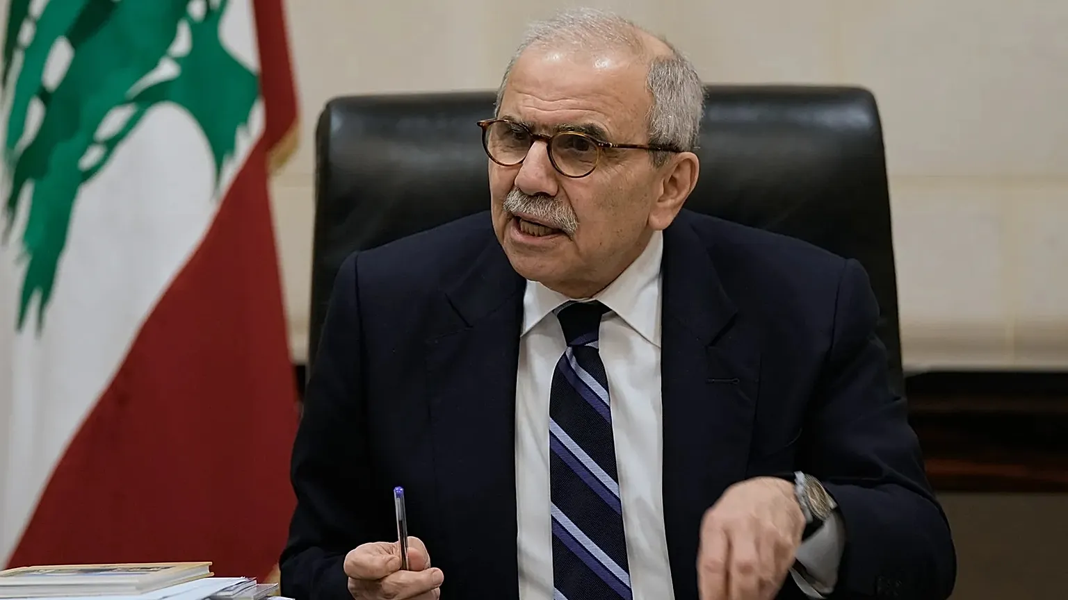 سلام يحذر من تخزين السلاح ويطالب الجيش باستكمال خطة الحصرية