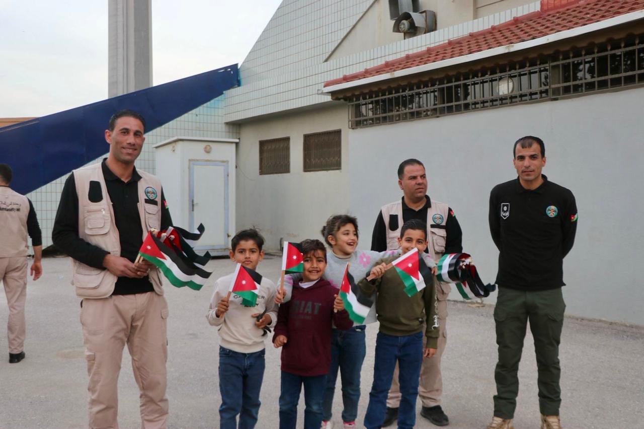 نشامى أمن الملاعب يوزعون الأعلام في مباراة الحسين والرمثا  ..  صور 