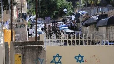 مستوطنون يهاجمون منازل ومركبات ويتلفون محاصيل شمالي وجنوبي الضفة