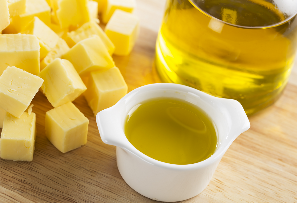 ما الفارق الحقيقي بين الزبدة وزيت الزيتون؟