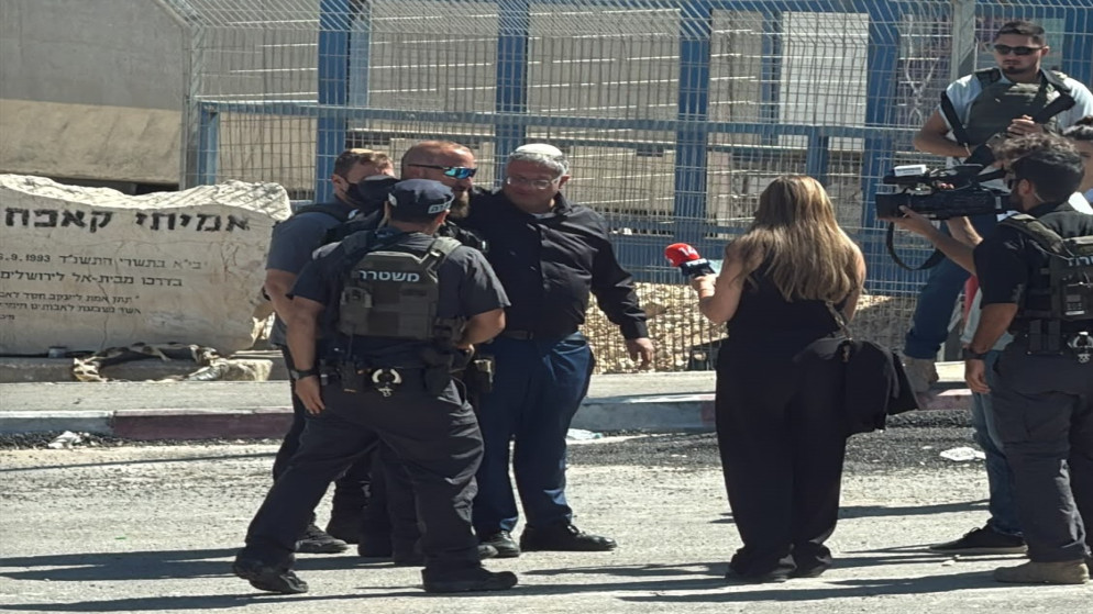 بن غفير: بدء إخلاء مقر الأونروا في كفر عقب شمال القدس