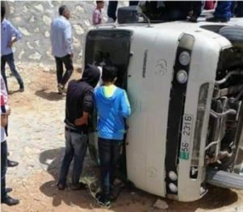 13 اصابة بحادث تدهور باص على طريق المفرق الزرقاء