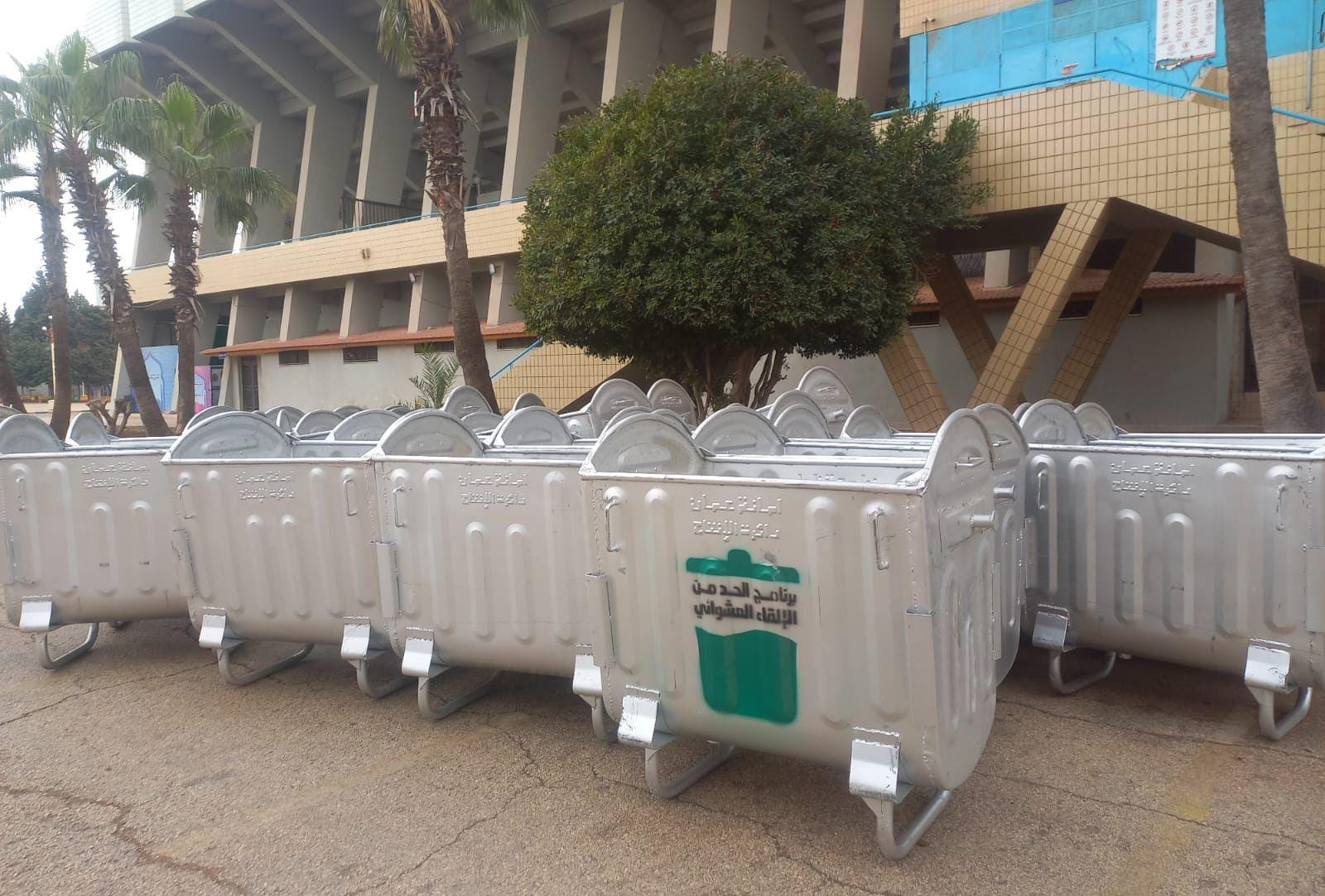 إنهاء توزيع 600 حاوية وسلة نفايات في إربد