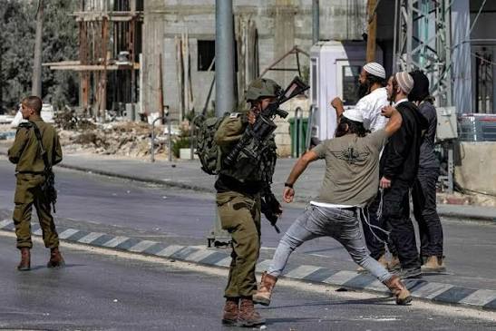 الضفة ..  إصابة طبيب فلسطيني في اعتداءات لمستوطنين إسرائيليين