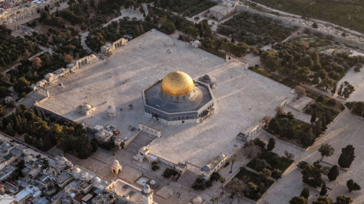 إسرائيل تستغل الأحداث لانتهاك القانون الدولي