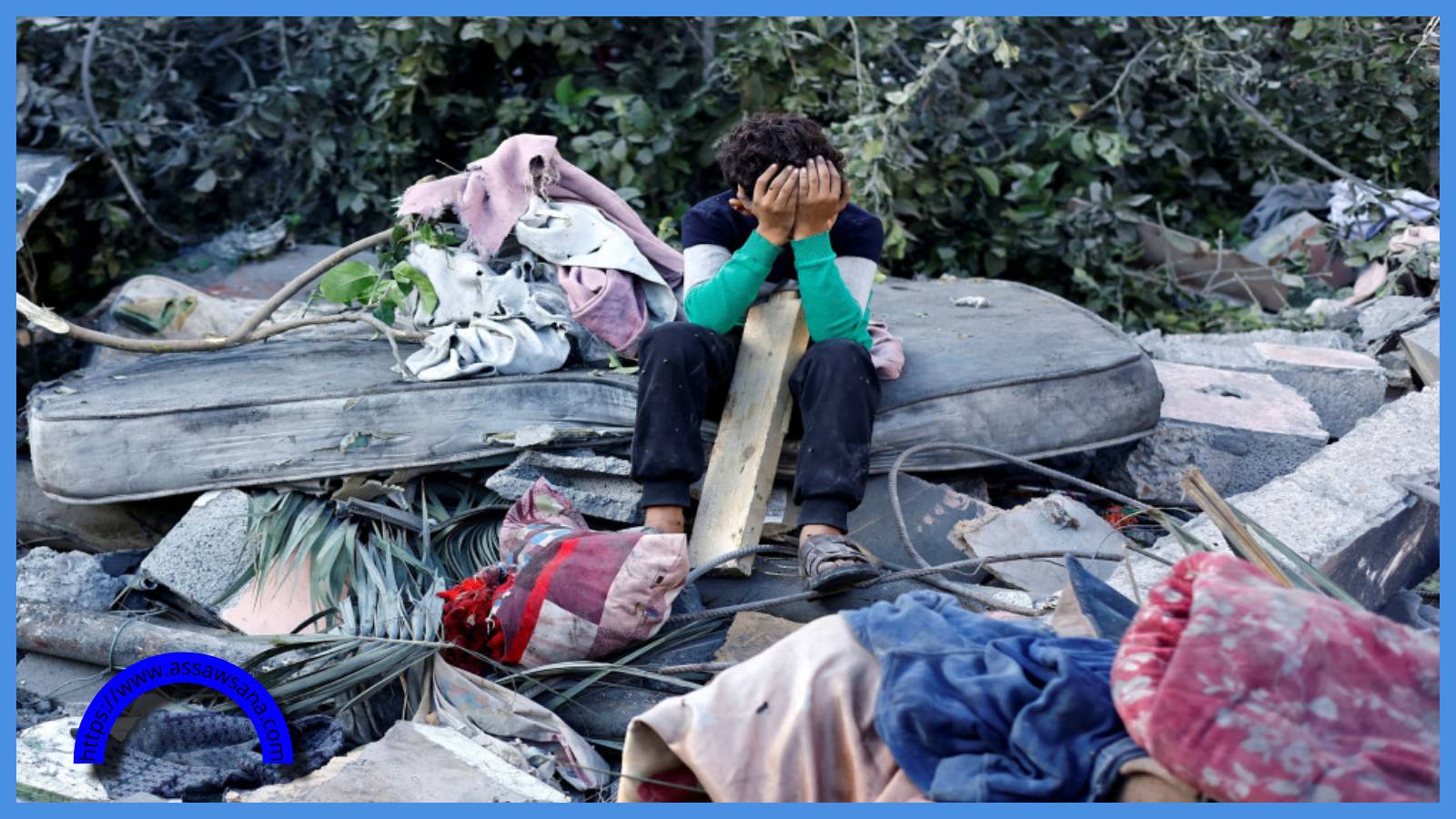 طفل فلسطيني يجلس في موقع غارة إسرائيلية ليلية على منزل بغزة