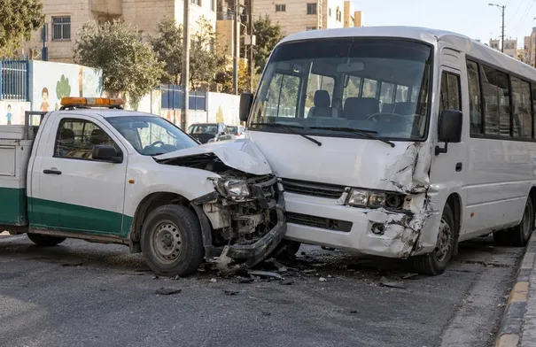 تصادم مركبة تابعة للأمانة وباص كوستر في اليادودة