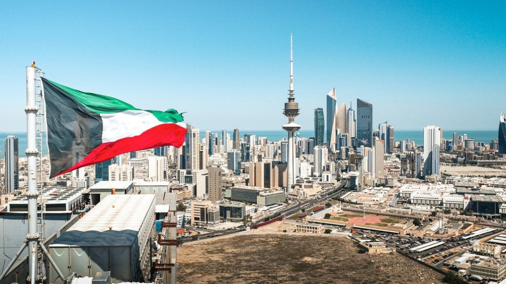 الكويت ..  اندلاع حريق بمجمع سكني جراء استهدافه بمسيرة إيرانية