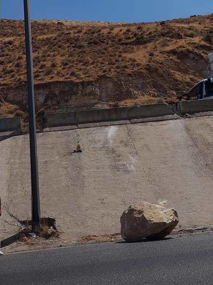سائق جرافة يعرقل طريق إربد-عمان
