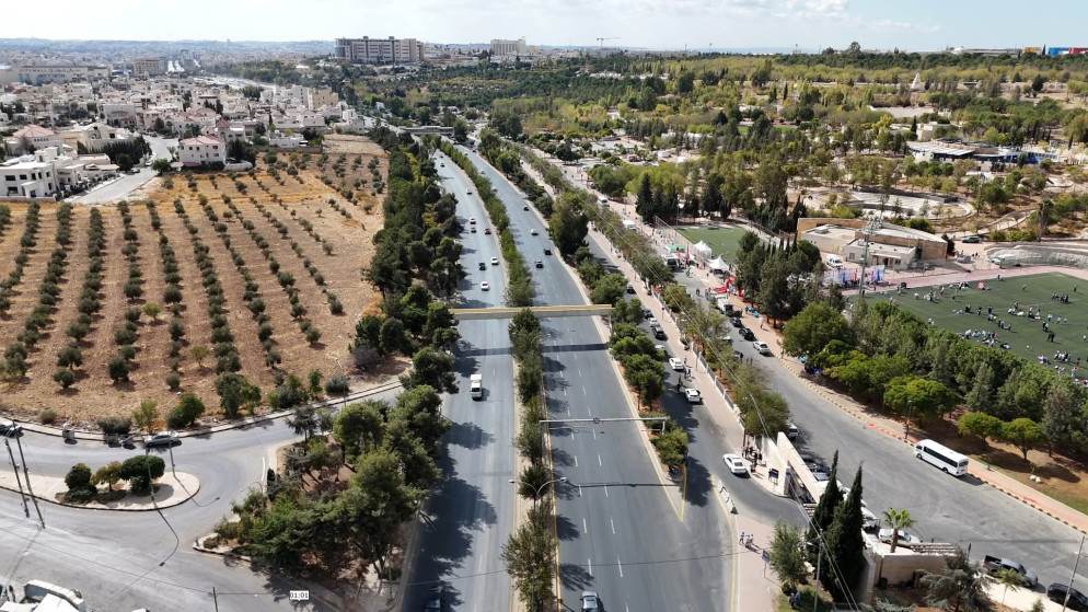 تحويلات مرورية لتركيب جسر مشاة في شارع الملك عبدالله الثاني