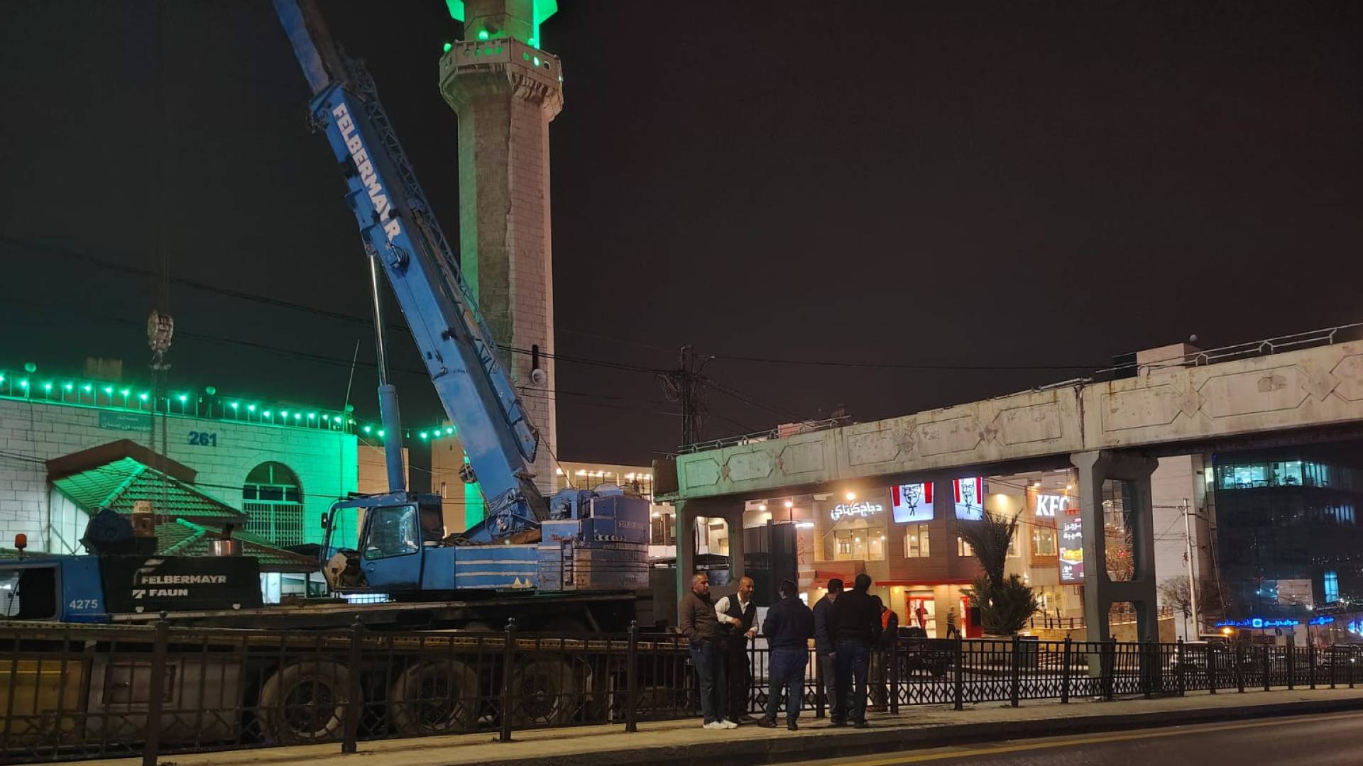 أمانة عمان تبدأ أعمال إزالة جسر مشاة في عمان 