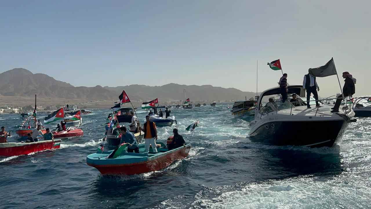 مسيرة للقوارب في العقبة احتفالاً بعيد ميلاد الملك الـ64