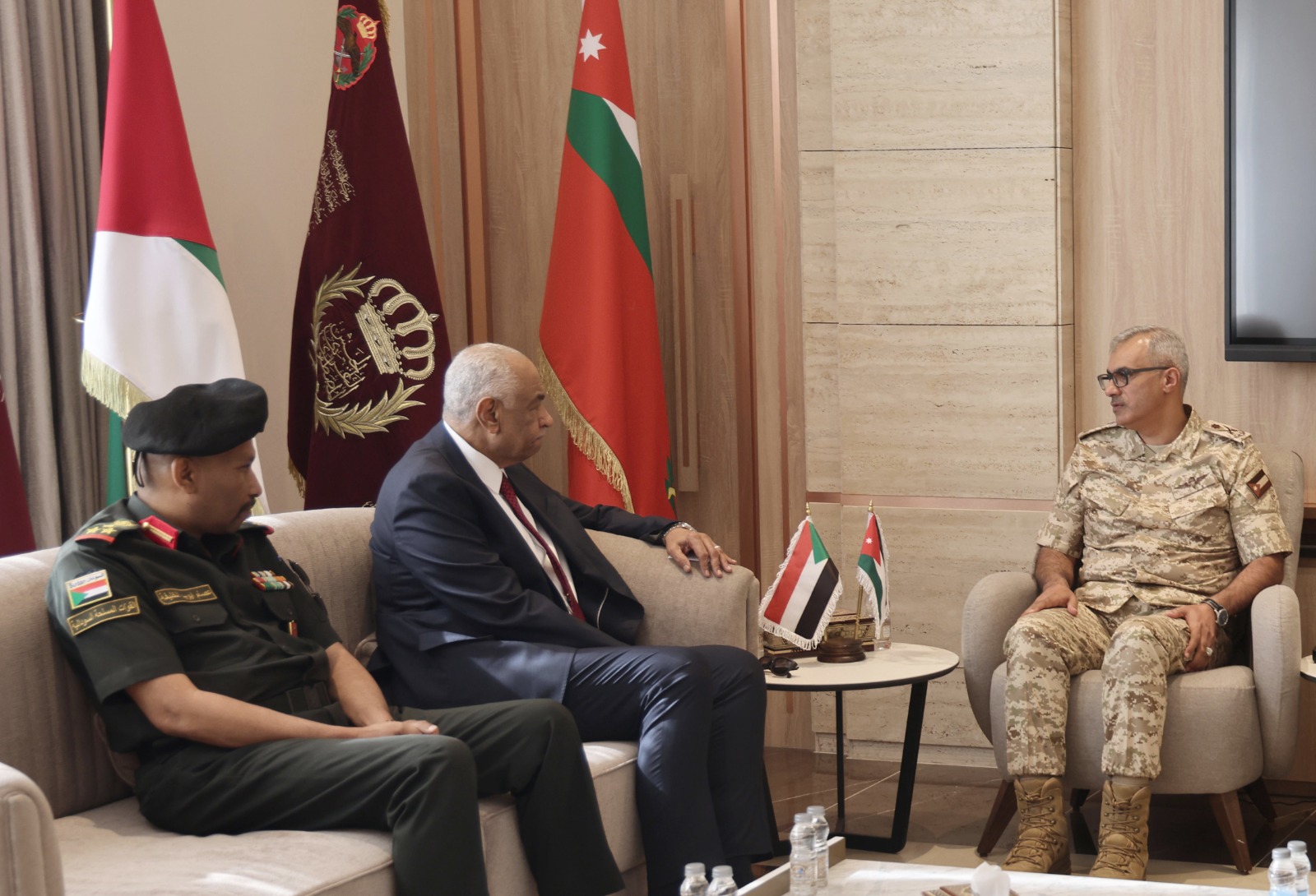 رئيس الأركان يبحث مع السفير السوداني تعزيز التعاون العسكري