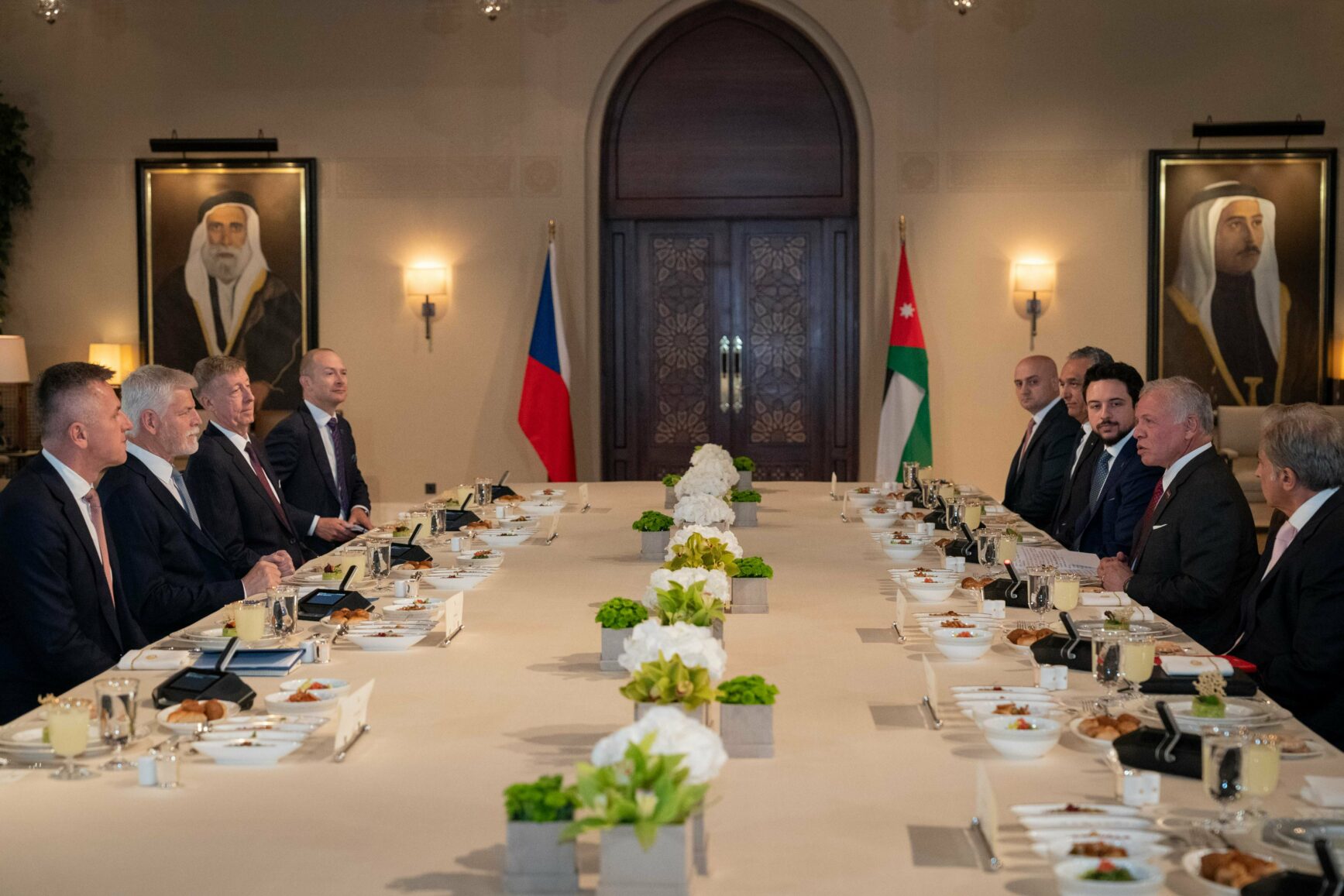 الملك يبحث مع الرئيس التشيكي الأوضاع الخطيرة في غزة