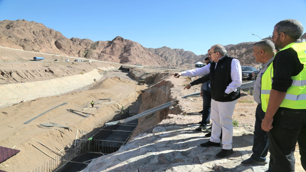 أبو السمن يبدي عدم ارتياحه لآلية العمل بمشاريع أضرار السيول بالعقبة