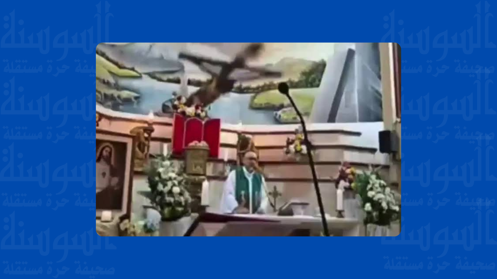 فيديو ..  سقوط صليب خشبي على كاهن في الإكوادور 