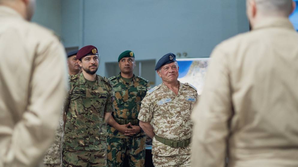 الملك يزور قيادة سلاح الجو الملكي ويشيد بجهود منتسبي الجيش العربي