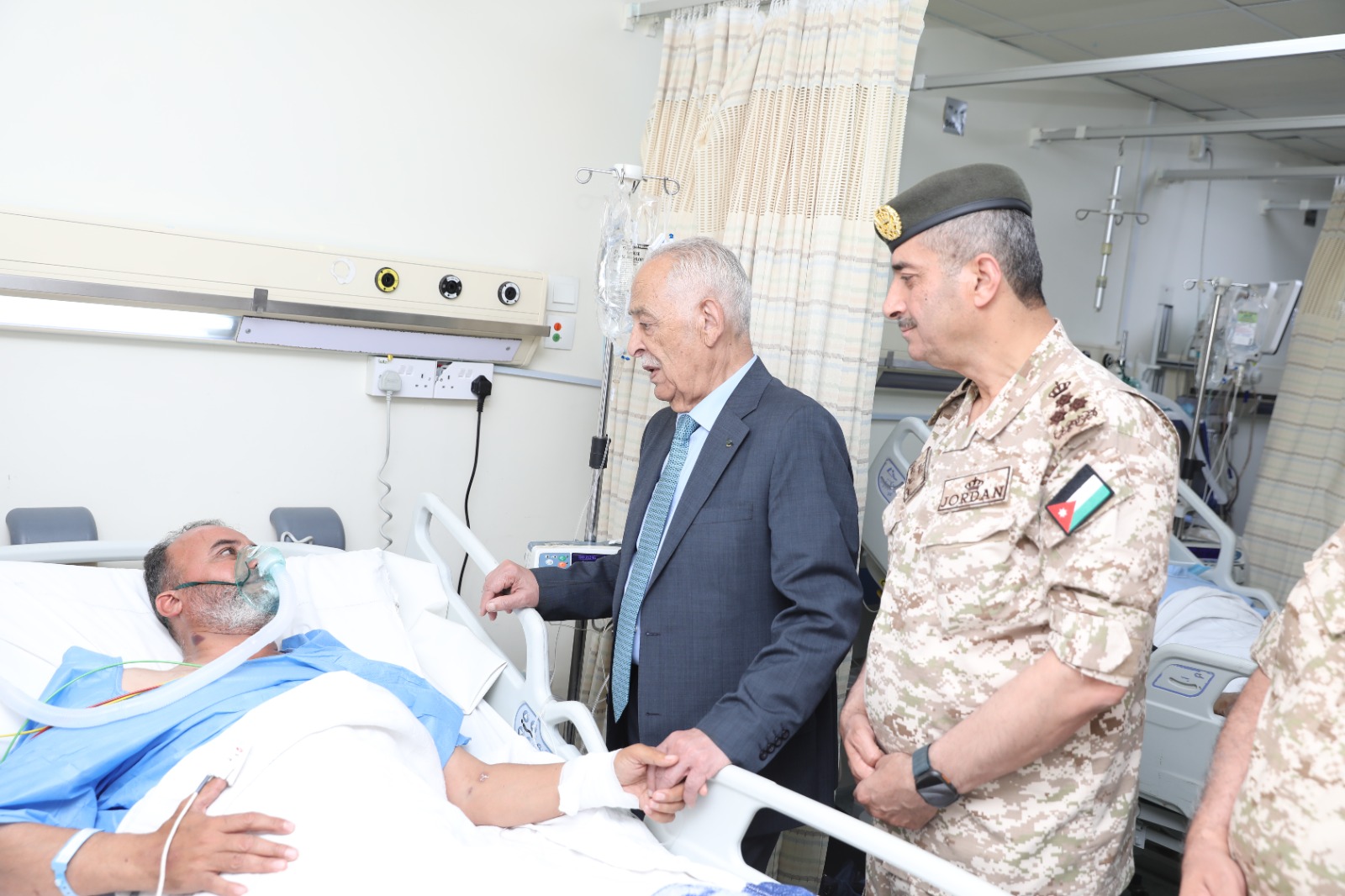 بتوجيهات ملكية ..  الديوان الملكي يتابع الأوضاع الصحية لمصابي الاعتداء بالكرك