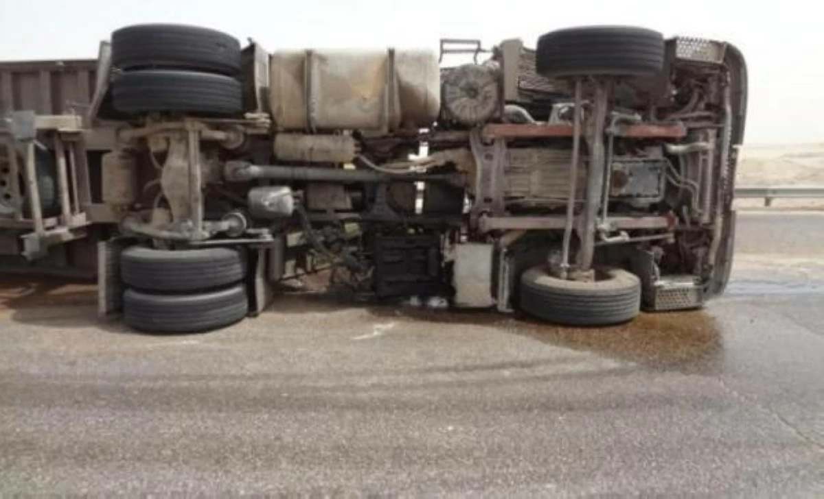 تدهور شاحنة على الصحراوي دون إصابات