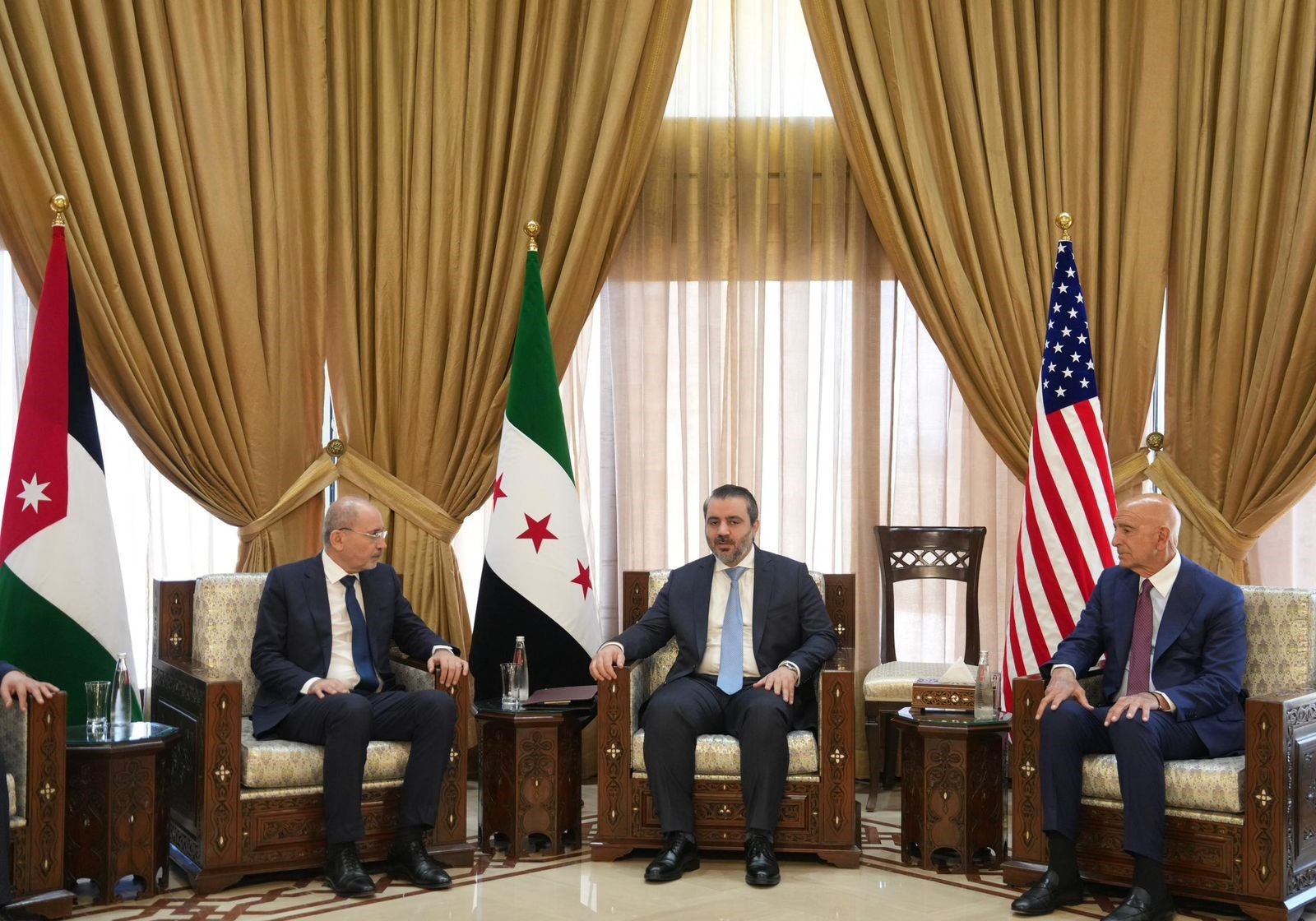 وزير الخارجية يشارك باجتماع ثلاثي مع نظيره السوري والمبعوث الأميركي لسوريا