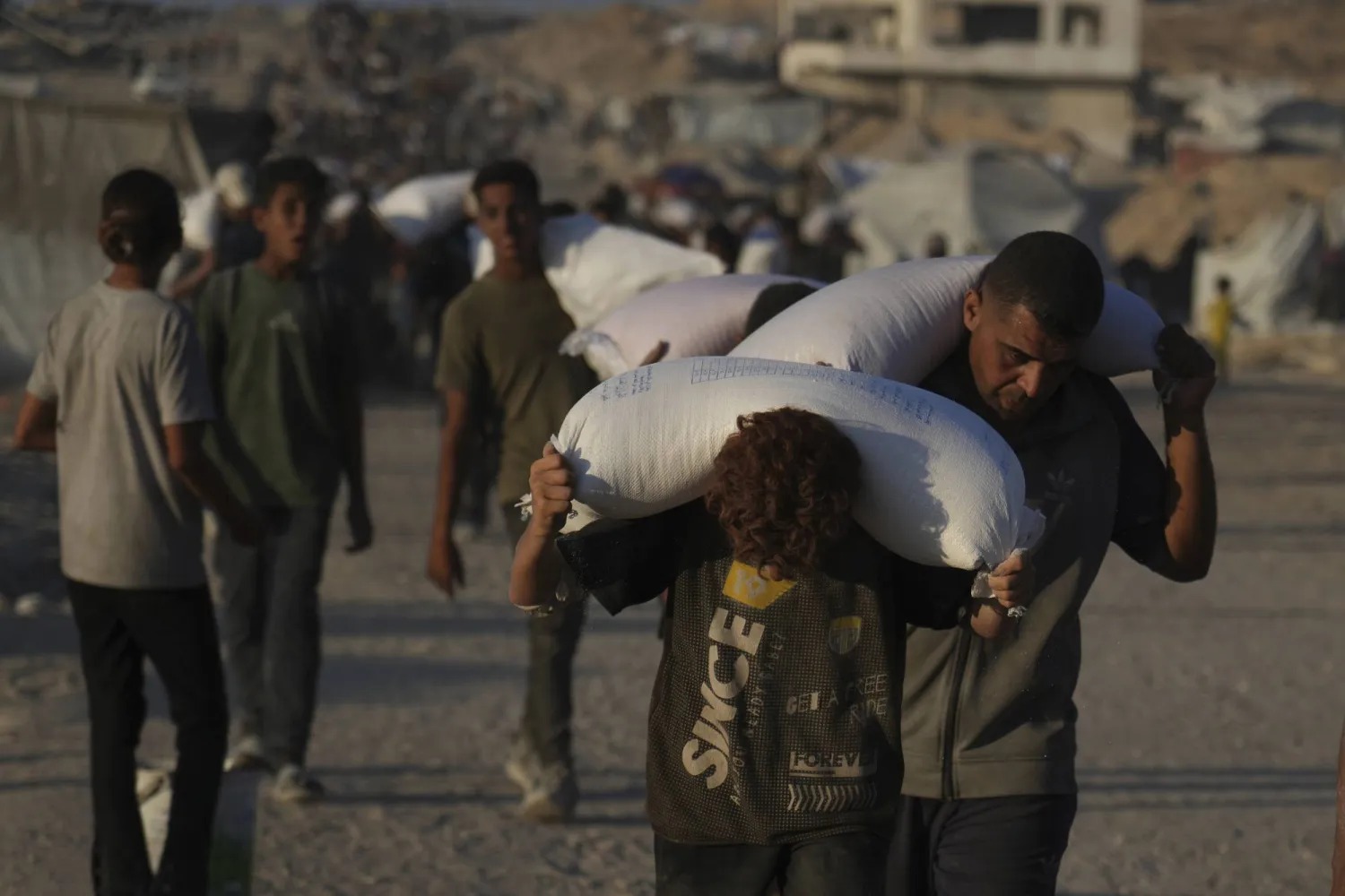  المساعدات الداخلة إلى غزة قطرة في بحر