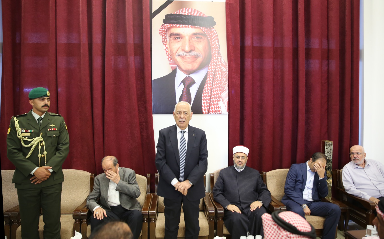 مندوبا عن الملك وولي العهد ..  العيسوي يعزي أبو كركي وعريقات