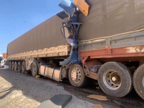 حادث تصادم بين شاحنتين يعيق حركة السير على الطريق الخلفي بالعقبة