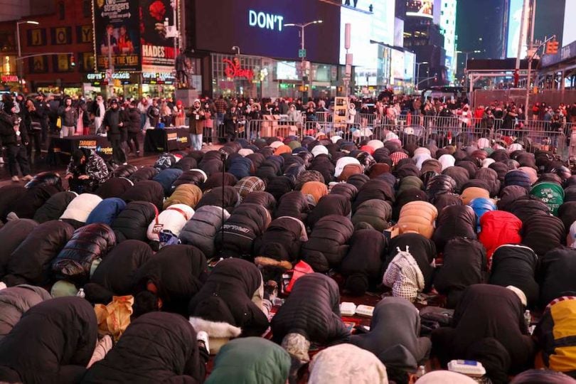 مسلمون يجتمعون للإفطار وصلاة التراويح في ساحة تايمز بنيويورك