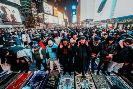 مسلمون يجتمعون للإفطار وصلاة التراويح في ساحة تايمز بنيويورك