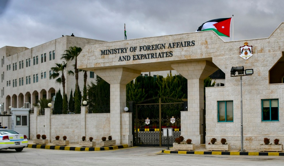 بتوجيه ملكي ..  الصفدي يعود أردنيتين أصيبتا باعتداء الحوثيين على مطار الرياض