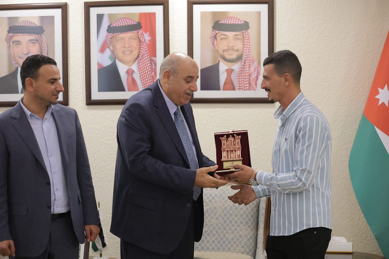 القاضي يكرم الشديفات تقديرا لموقفه البطولي