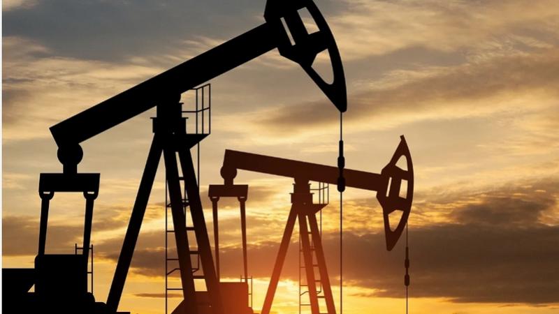 أسواق النفط تهتز: باركليز يرفع توقعاته لبرنت إلى 100 دولار 