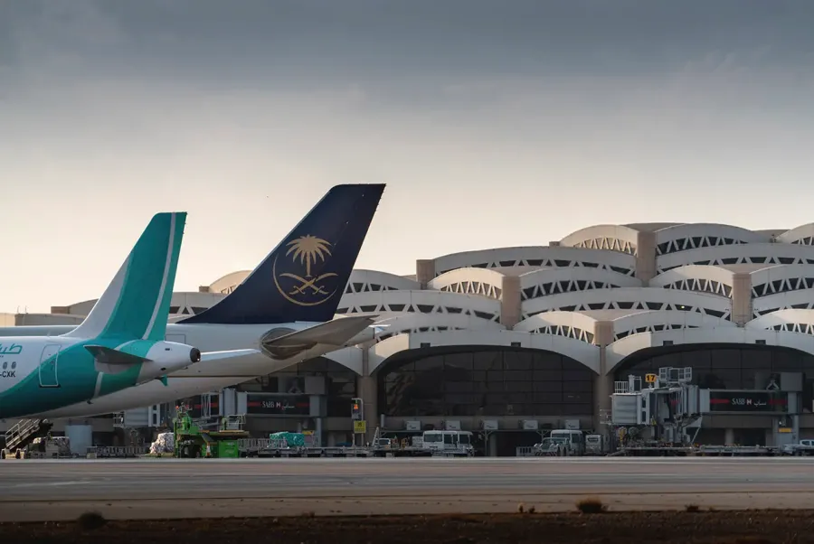 إغلاق مطار الرياض وإلغاء رحلات جوية عقب استهدافه بهجمات صاروخية حوثية