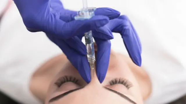 طبيب تركي يحذر من جراحات التجميل للمراهقين 
