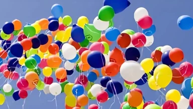 أجواء الفرح بالعيد  ..  زيارات وبهجة وتكافل اجتماعي