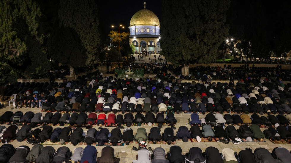 80 ألفا يؤدون صلاتي العشاء والتراويح في المسجد الأقصى