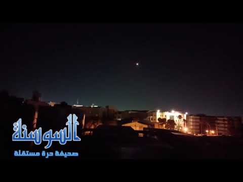 كاميرا أردني توثق مشهداً نادراً: صواريخ تنفجر في السماء