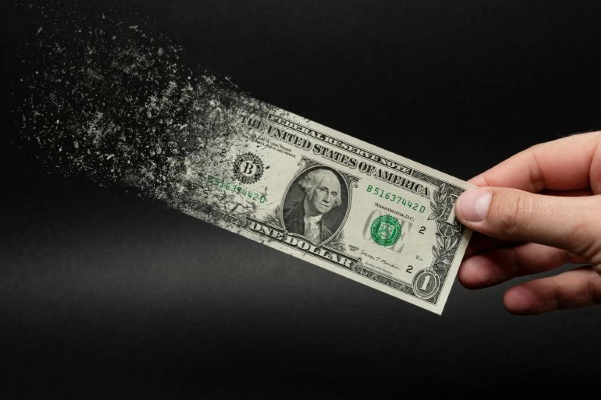 الدولار يتراجع وسط حديث عن اتفاق بين أمريكا وإيران