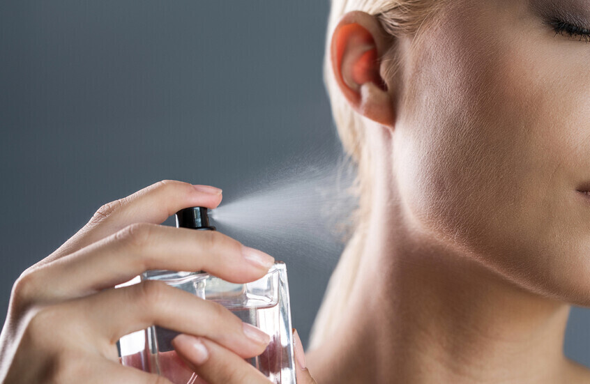خبراء: لا دليل على أن رش العطر على الرقبة يسبب السرطان أو العقم