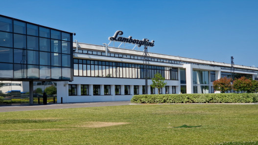 لامبورغيني توقف تسليم سياراتها ومبيعاتها في الشرق الأوسط