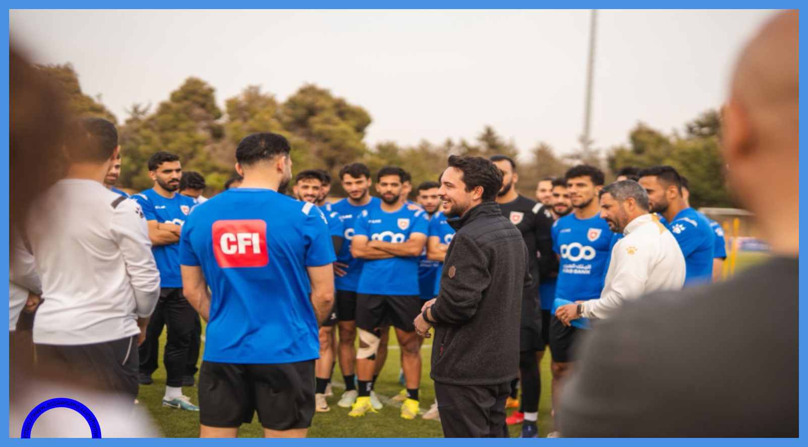 ولي العهد على أرضية الملعب مع نشامى المنتخب