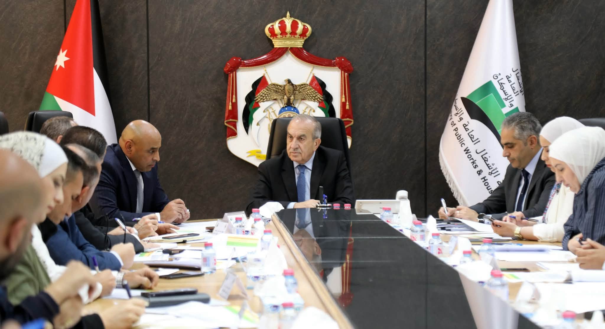 وزير الأشغال يوجه بتجهيز غرف العمليات والآليات لمواجهة الظروف الجوية