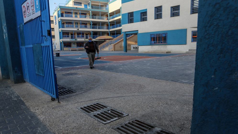 الأونروا تقلّص الخدمات ودوام الطلبة 20%في مناطق عملياتها