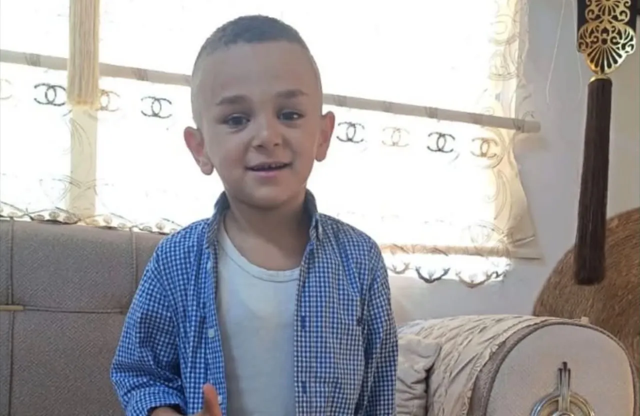 تفاصيل وفاة الطفل إلياس داخل حافلة مغلقة على لسان والده